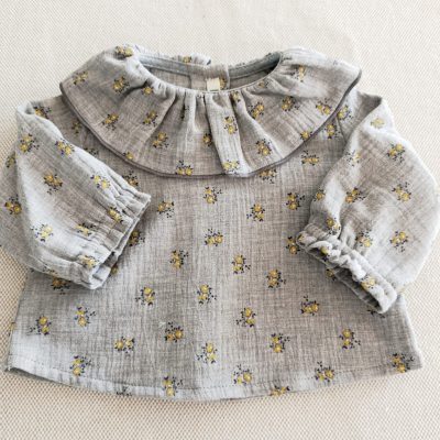 Blusa de flores en gris