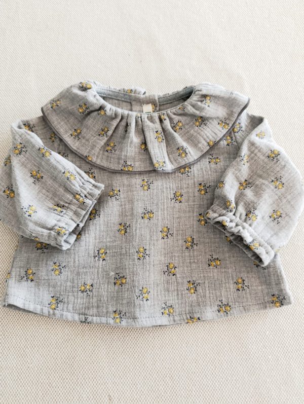 Blusa de flores en gris