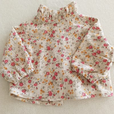 Blusa con volante en cuello de bambula con flores